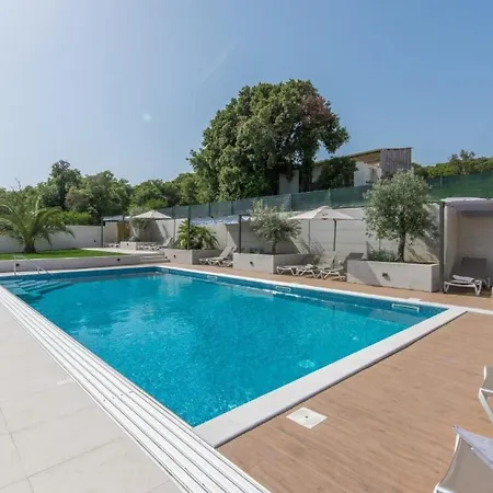 In Pjescana Mit Gemeinschaftlichem Pool By Interhome شقة بولا