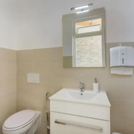 In Pjescana Mit Gemeinschaftlichem Pool By Interhome דירה