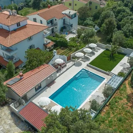 In Pjescana Mit Gemeinschaftlichem Pool By Interhome דירה