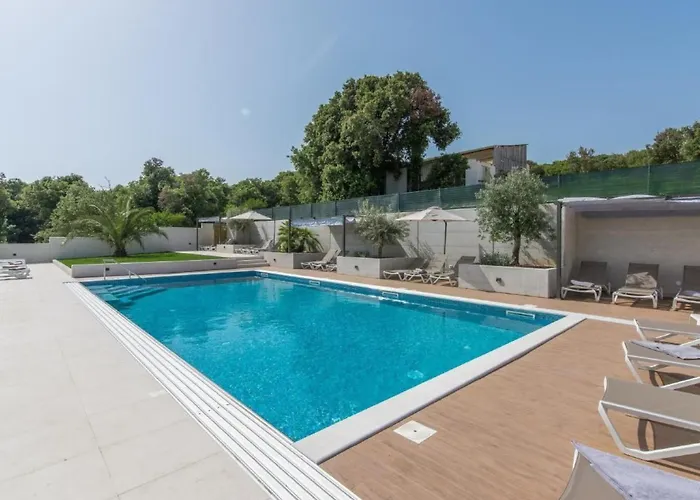 In Pjescana Mit Gemeinschaftlichem Pool By Interhome דירה פולה