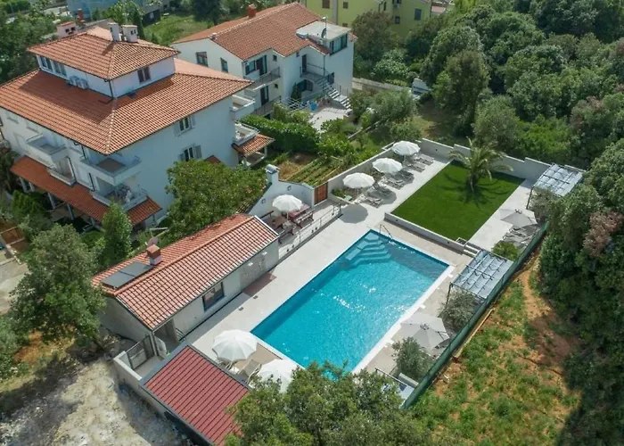In Pjescana Mit Gemeinschaftlichem Pool By Interhome דירה
